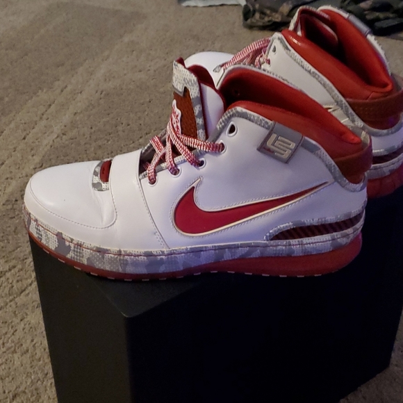 SHOES - Picture 2 of 9